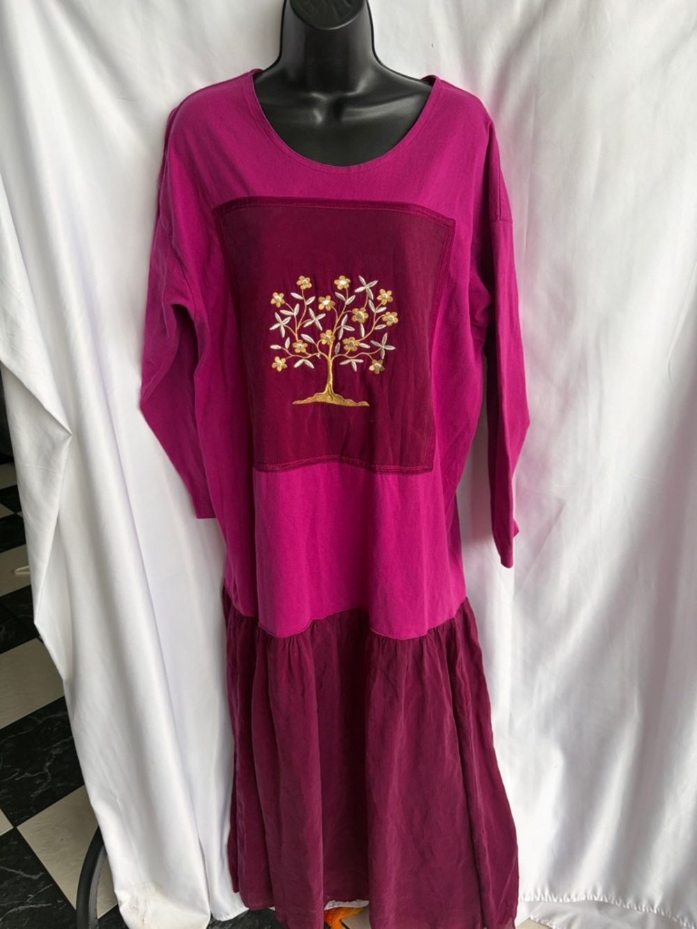 Johnny was tee shirt dress Sz L, Mauve & Burgundy, embroidered, 22” PTP, 50” L